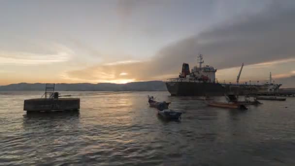 Timelapse puesta del sol de la terminal de ferry ocupado y embarcadero del barco durante el período de pico . — Vídeos de Stock