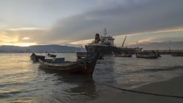 Timelapse tradiční lodi západ slunce zanechaly rybář — Stock video