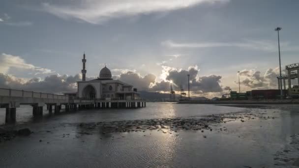 Timelapse zonsondergang van drijvende moskee — Stockvideo