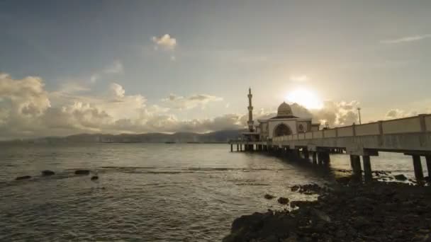 De zonsondergang uur timelapse van drijvende moskee — Stockvideo
