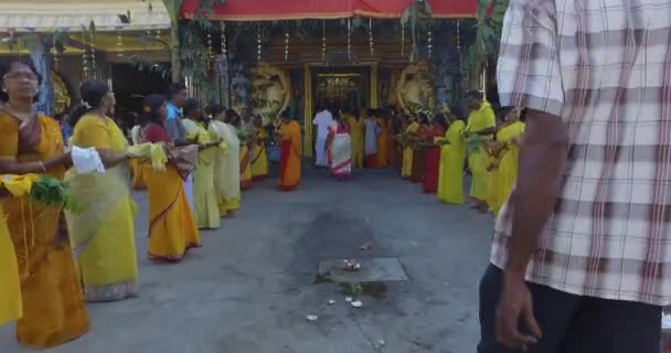 Sri Mariamman Temple adanmışlar stand ile girin. — Stok video