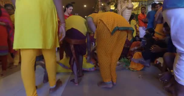 Pelgrim roll op de grond in de tempel Sri Mariamman. — Stockvideo