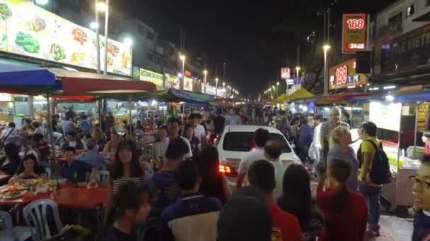 Belgili tanımlık yol yol boyunca gıda durak ile meşgul trafik. — Stok video