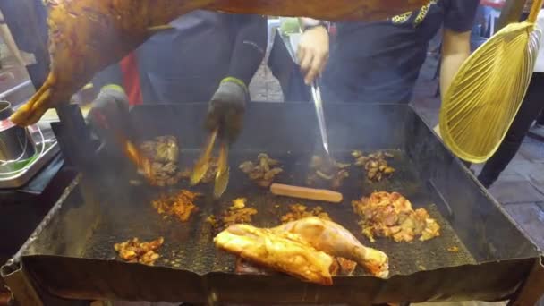 Roast chicken at the roadside of Jalan Alor. — Stock Video