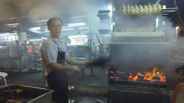 Local food stall sell roast chicken at  KL. — Stock Video