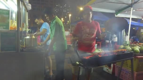 行商人販売クアラルンプールの街で焼き鶏 (サテ). — ストック動画
