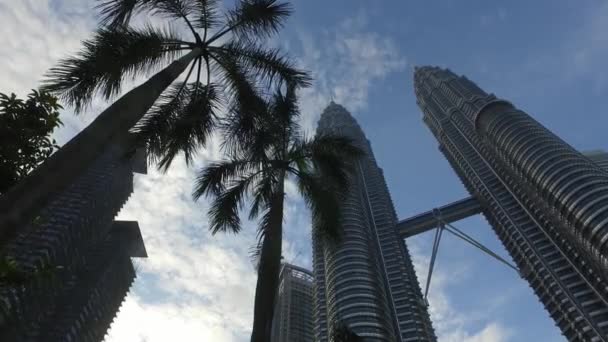 Gå mot Kuala Lumpur City Center bygning med håndflate . – stockvideo