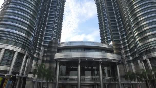 Inclinação tiro de Kuala Lumpur City Center edifício sob o céu azul . — Vídeo de Stock