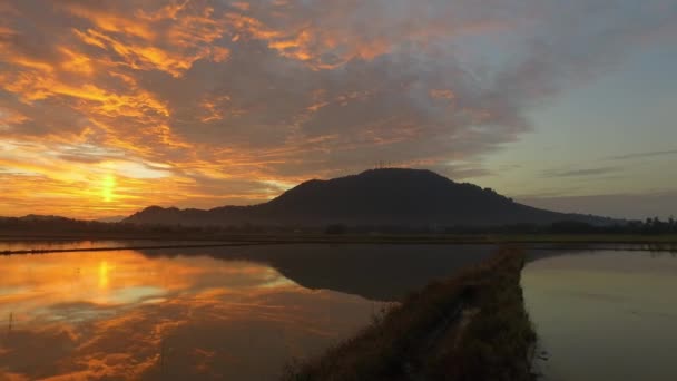 Panning shot van prachtige heuvel met oranje wolk in de ochtend. — Stockvideo