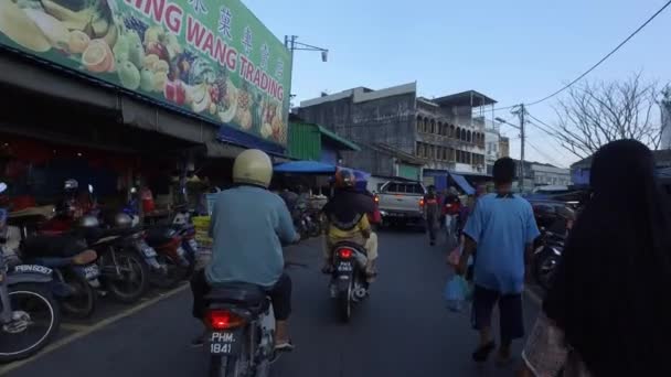 Ride mentén Jalan Bunga Raya reggel piacon. — Stock videók