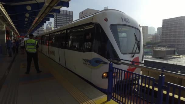 Světlo Rapid Transit (Lrt) služby Kelana Jaya linie. — Stock video