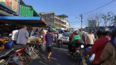 Yoğun bir sabah geleneksel Pazar sabah ıslak..