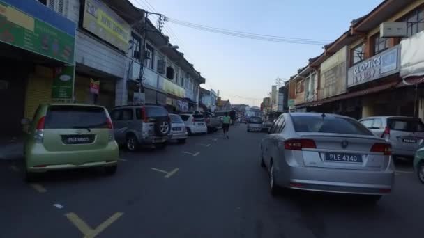 In de ochtend bijhouden langs Jalan Pasar bij Bm. — Stockvideo