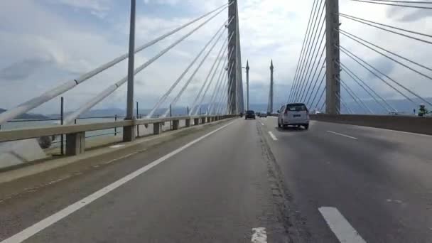 Rijden op de Penang 1e brug tijdens de middag. — Stockvideo