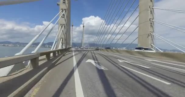 Paseo en el primer puente de Penang en el carril de la motocicleta — Vídeos de Stock