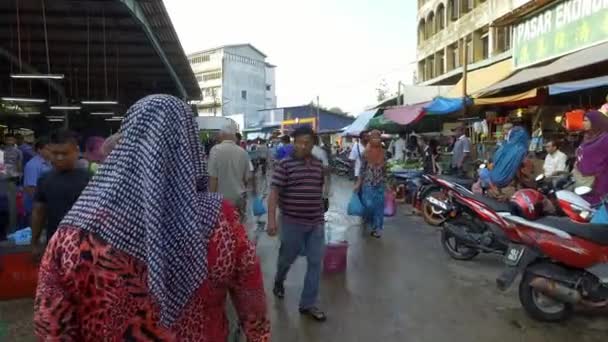 Les gens vont au marché du matin occupé . — Video