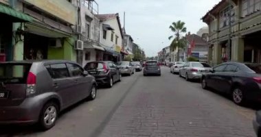 Lebuh Kral at binmek, Tua Pek Gong Tapınağı geçmek.