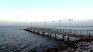 Doğu Köprüsü ve Oriental Hotel izleme