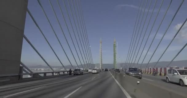 Paseo en el puente de Penang con la construcción bajo el cielo azul . — Vídeos de Stock