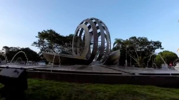 Giro in orbita rotonda fontana in acciaio inox . — Video Stock