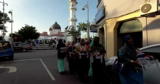Jízda na Jalan Kapitan Keling. Chléb prodejce a muslimská dívka v ulici. — Stock video