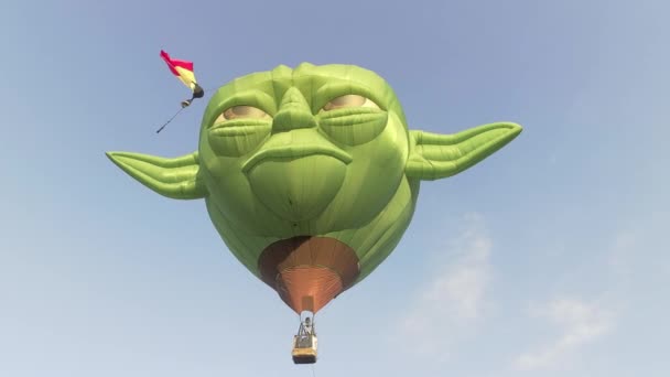 Georgetown Penang Malaysia Feb 2018 Star Wars Yoda Heteluchtballon Aan — Stockvideo