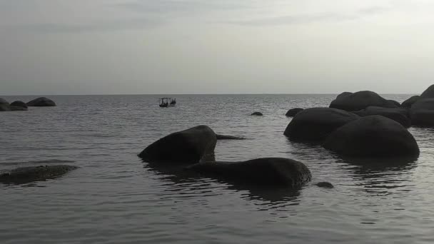 スローモーション伝統的な漁船は周りの岩の石で海で魚をキャッチします — ストック動画