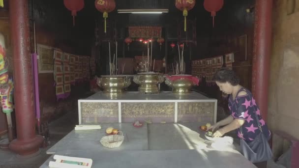 Malaysia 2018年3月6日 敬拜后 敬拜者将蛋糕保存在土培孔寺的中国传统寺庙 — 图库视频影像