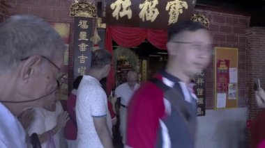 PENANG, MALAYSIA - 6 Mart 2018 Ermeni Caddesi 'ndeki Hokkien Kongsi geçit töreninden önce tapınaktan ayrılan dindarlar.