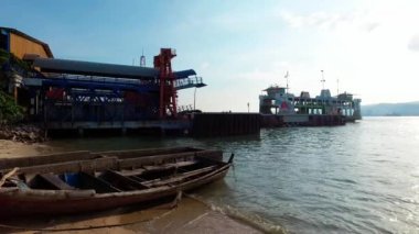 Butterworth, Malezya - 9 Mart 2018: Rapid Ferry Penang 'in limandan ayrıldığı eski tekne.
