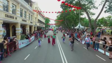 PENANG, MALAYSIA - 10 Mart 2018: Yosakoi geçit töreni kameraya doğru koşuyor arkasında kabarcıklar uçuşuyor,