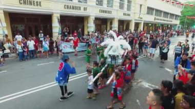 PENANG, MALAYSIA - 10 Mart 2018: Yosakoi kutlamaları sırasında çocuklara su sıçratmak.