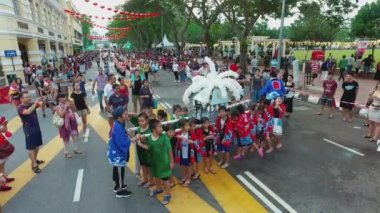 PENANG, MALAYSIA - 10 Mart 2018 Yosakoi Karnavalı sırasında çocuklara su ve Mikoshi taşımak.