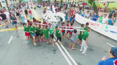 PENANG, MALAYSIA - 10 Mart 2018: Yüksek açılı Japon çocukları kamu tarafından su sıçrattı.