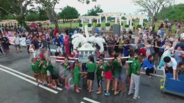 PENANG, MALAYSIA - 10 Mart 2018 Yosakoi geçit töreni sırasında çocuklara su sıçrattı.