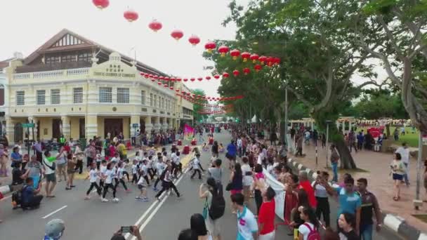 Penang Malaysia March 2018 Натовпи Насолоджуються Танцями Дітей Вулиці Під — стокове відео