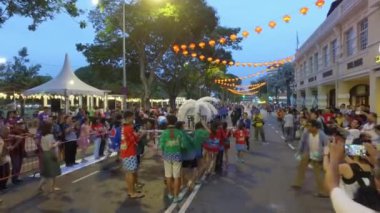 PENANG, MALAYSIA - 10 Mart 2018: Çocuklar Light Caddesi 'ndeki Yosakoi geçit töreninde su sıçramasının keyfini çıkarıyorlar.