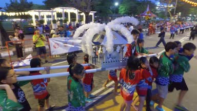 PENANG, MALAYSIA - 10 Mart 2018: Yosakoi kutlamaları sırasında çocuklara su sıçrattı.