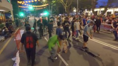 PENANG, MALAYSIA - 10 Mart 2018 Yosakoi kutlamaları sırasında sokakta paten gösterisi.