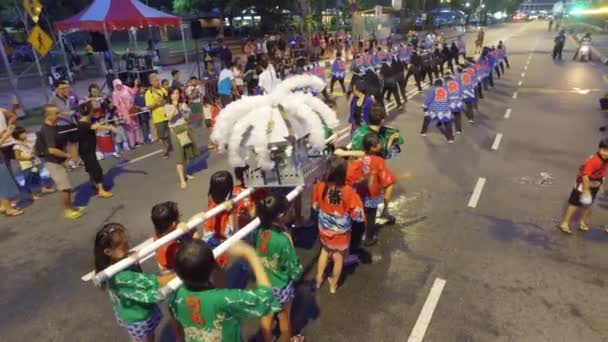 Penang Malaysia Marzo 2018 Los Niños Divierten Salpicando Agua Calle — Vídeos de Stock