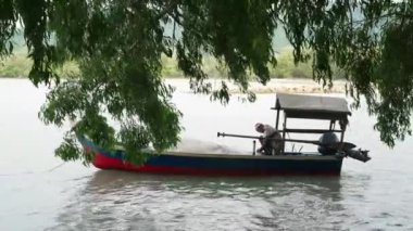 BUKIT MERTAJAM, MALAYSIA - 24 Mart 2018: balıkçı teknedeki ağı sıraladı.