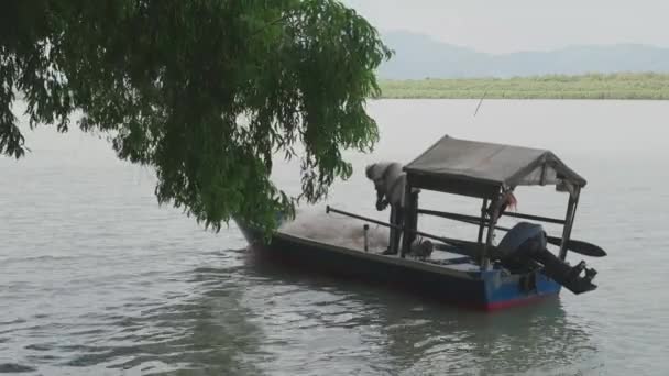 Bukit Mertajam Malaysia March 2018 Fisherman Repair Net Boat — Stock Video