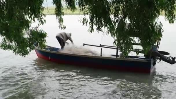 マレーシアのブキット マータジャム 2018年3月24日 漁師がボートの上で網を整理 — ストック動画