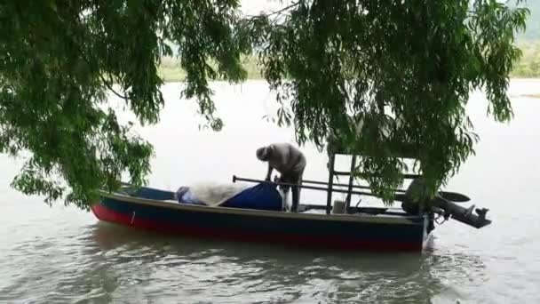 Bukit Mertajam Malaysia März 2018 Ein Fischer Hält Das Netz — Stockvideo