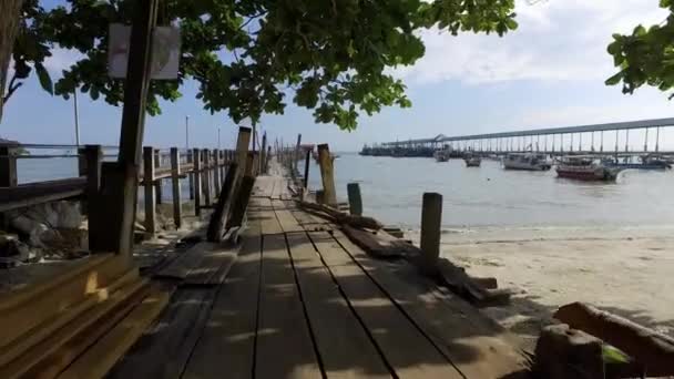 Caminhar Sobre Ponte Madeira Direção Mar — Vídeo de Stock
