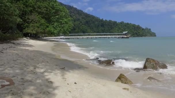 Plaża Kamieniem Skalnym Podczas Jasnego Światła Słonecznego — Wideo stockowe