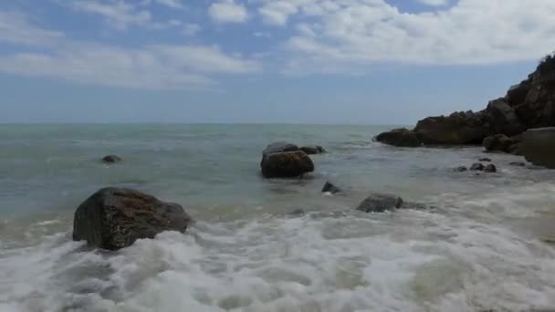 Beweging Van Golf Rots Bij Het Teluk Bahang Strand — Stockvideo