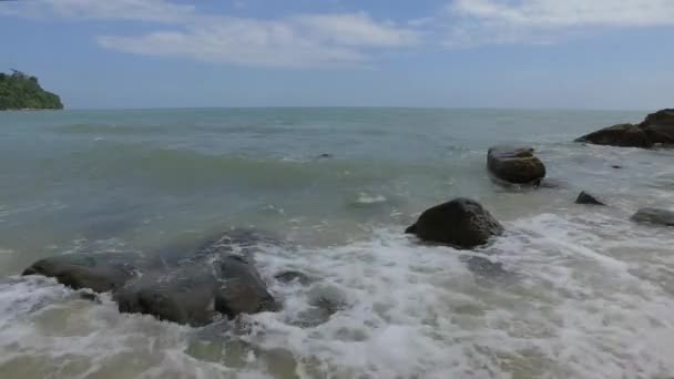 Fale Morskie Uderzające Skały Zanikające — Wideo stockowe