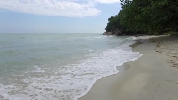 Las Olas Golpearon Las Playas Bajo Cielo Brillante — Vídeo de stock