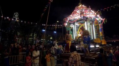 BUKIT MERTAJAM, MALAYSIA - 30 Mart 2018: Fanatikler, Panguni Uthiram Günü 'nde dileklerini yerine getirmek için özel dualar sundular.